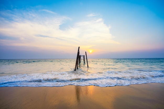 Vecchio ponte di legno nel mare dal sud della thailandia