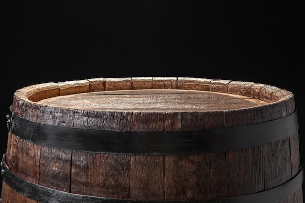 Photo old wooden barrel on a dark background