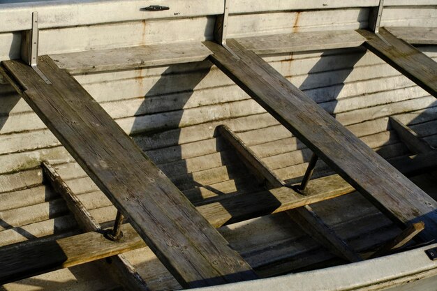 Старая деревянная лодка лежит на берегу