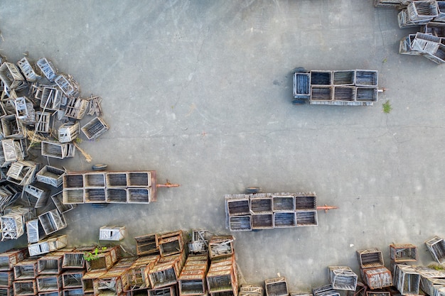 Photo old wooden boxes for collecting vegetables or fruits. aerial view.