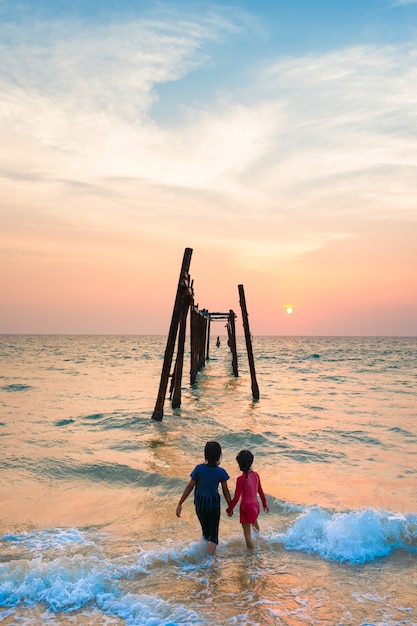 Photo old wooden bridge at pilai beach, phang nga province