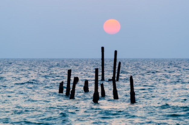 Photo old wooden bridge at pilai beach, phang nga province