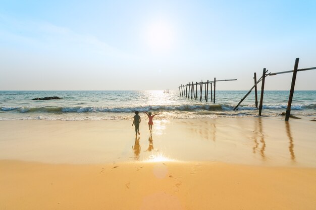 Vecchio ponte di legno a pilai beach, provincia di phang nga