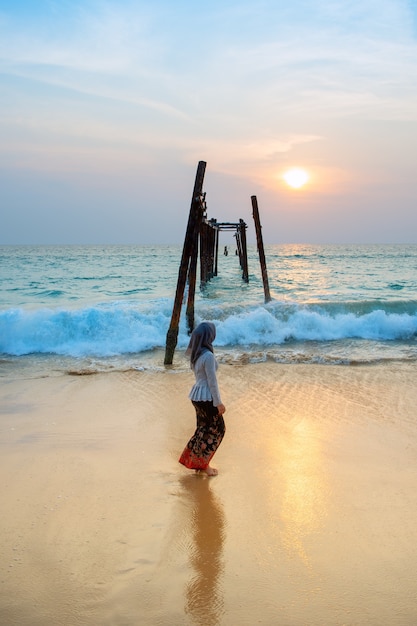 Phang Nga Province의 Pilai 해변에 있는 오래된 목조 다리