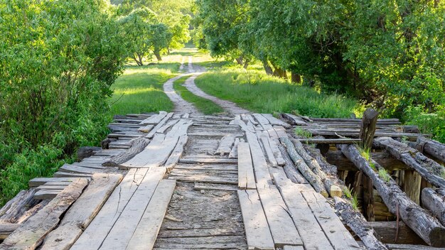Photo old wooden bridge over the river in the countryside