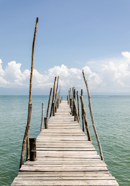 Photo the old wooden bridge