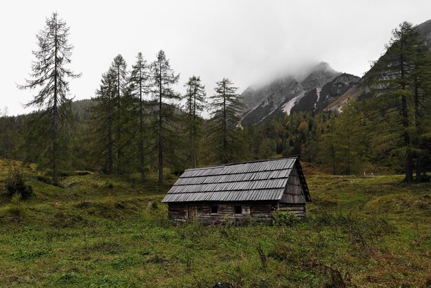 Photo old wooden cabin in the mountains  in triglav national park slovenia