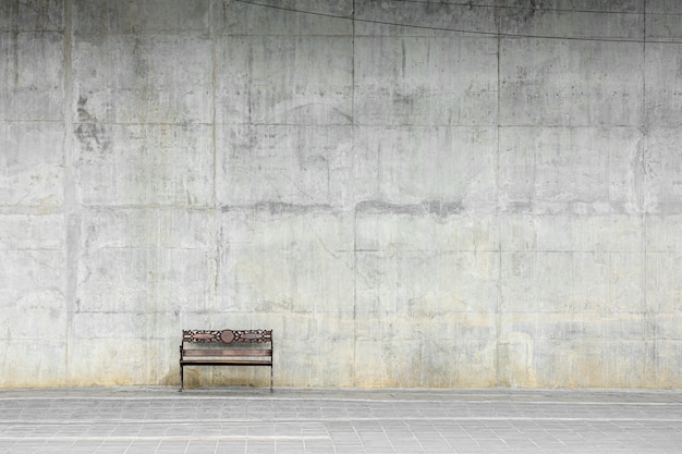 Photo old wooden chair in the city.