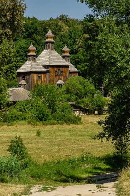 Старая деревянная церковь на фоне голубого неба