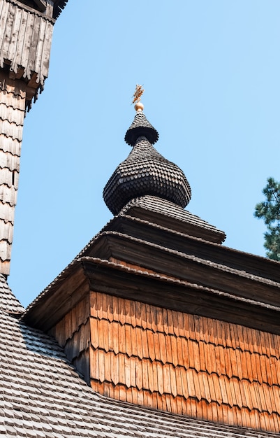 오래 된 목조 교회입니다. 신성한 대천사 미카엘의 그리스 가톨릭 교회. 1974년 Uzhhorod의 민속 건축 박물관. 철 못 없이 1777년에 지어졌습니다. 우크라이나.