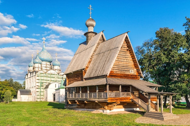 Фото Старая деревянная церковь в суздальском кремле