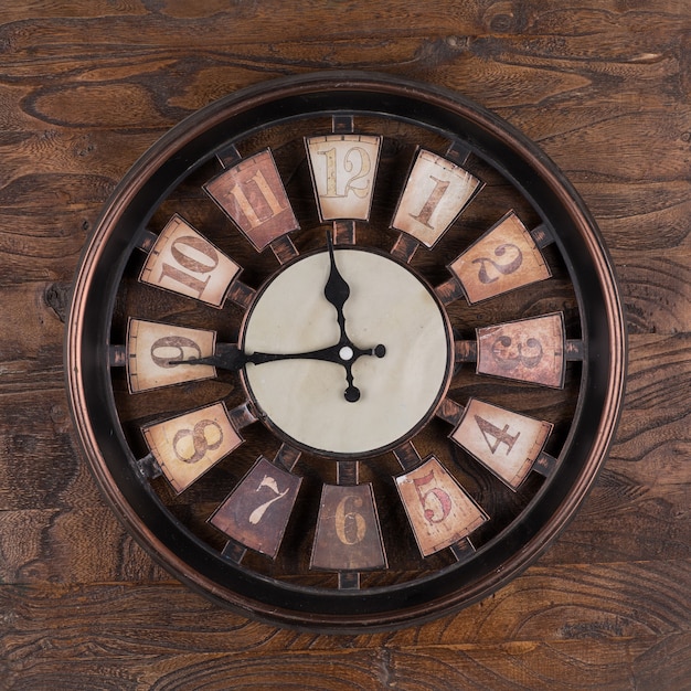 나무 벽에 오래된 나무 시계