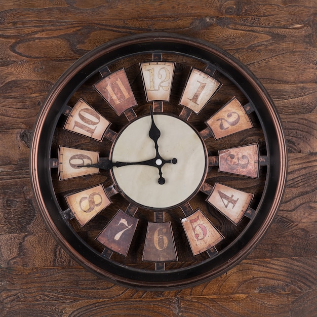 Photo old wooden clock on a wooden wall