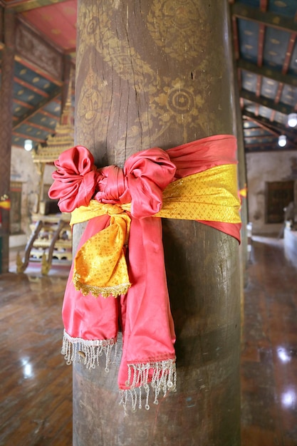 Vecchia colonna di legno nella sala dei sermoni del tempio di wat choeng tha ayutthaya historical park thailandia