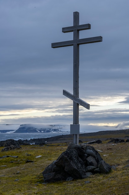 Photo old wooden cross . franz jozef land archipelago. flora cape, gukera island.