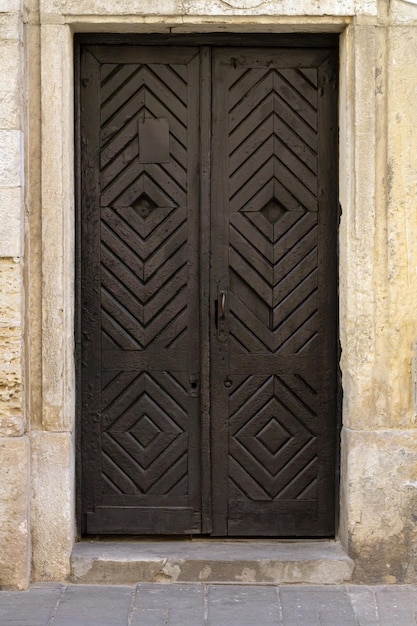 Vecchia porta d'ingresso in legno nero scuro