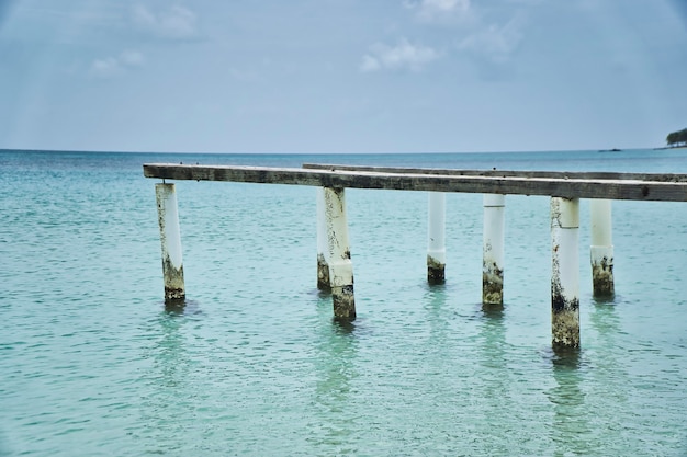 옥수수 섬의 카리브해에 있는 오래된 목조 부두. 휴가 여행 휴가 및 관광 배경 개념입니다.