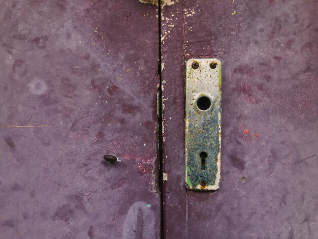 Старая деревянная дверная ручка, которая закрыта и повреждена, нуждается в ремонте