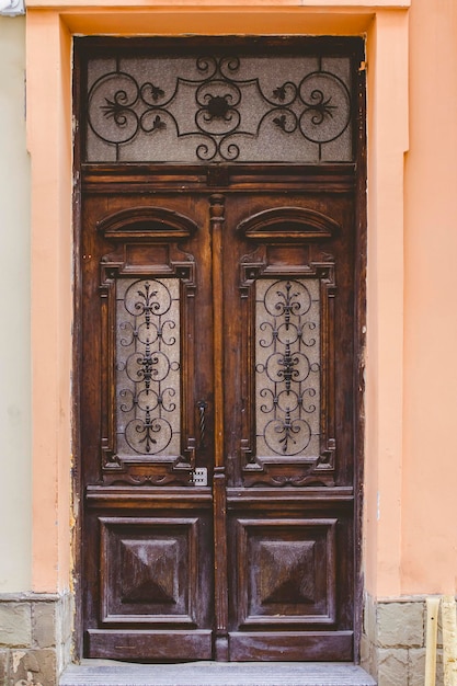 The old wooden door in the old courtyard of the city