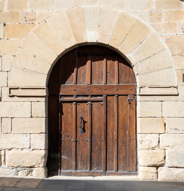 Foto vecchia porta di legno in casa di pietra