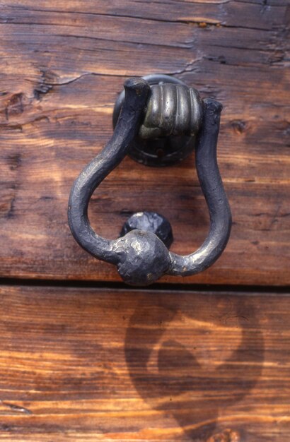 Foto vecchia porta di legno con una maniglia in porta