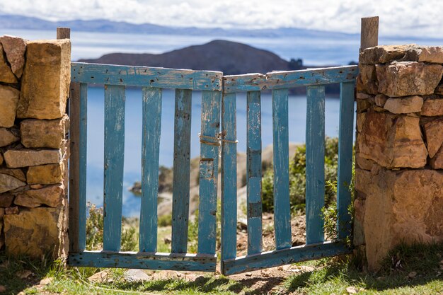 Старый деревянный вход в Исла-дель-Соль на озере Титикака