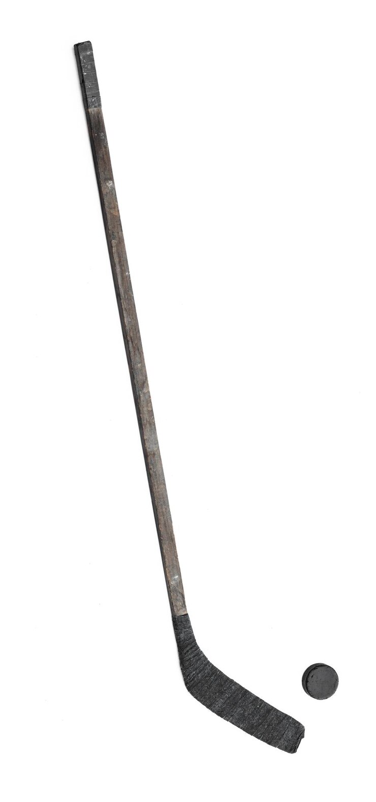 Photo old wooden hockey stick isolated on white background
