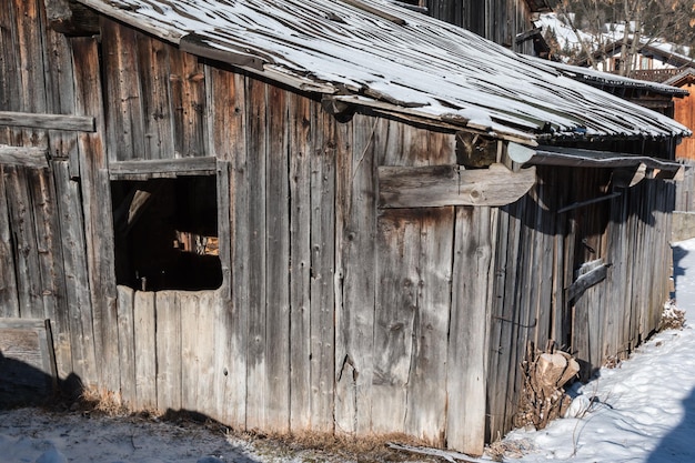 Foto vecchia casa di legno costruita durante l'inverno