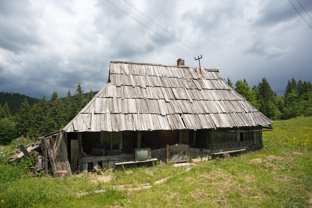 カルパティア山の古い木造住宅