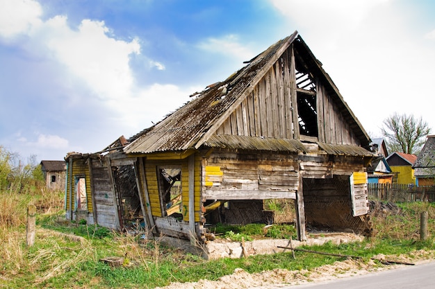 붕괴하는 오래 된 목조 주택