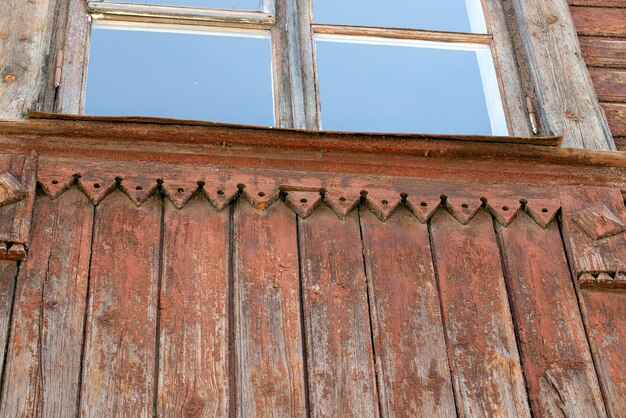 Foto vecchia casa in legno in campagna