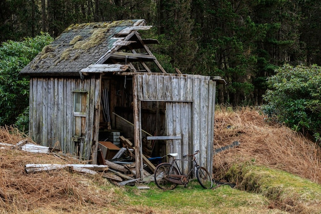 Photo old wooden house on field