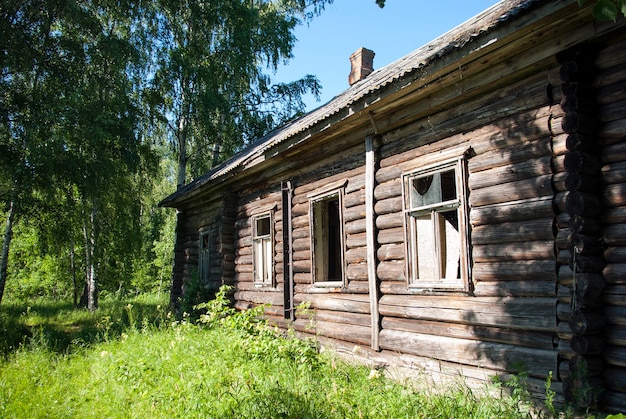 Старый деревянный дом в лесу.