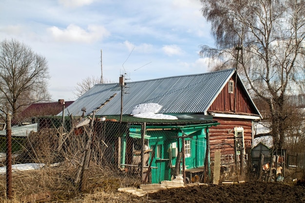 Старый деревянный дом в саду