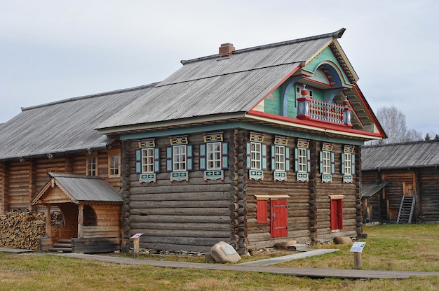 Фото Старый деревянный дом в русской деревне село семёнково, вологда, россия