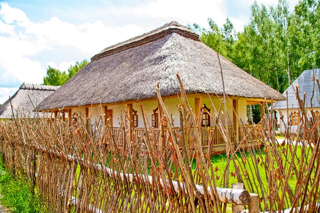 Vecchia casa di legno nel villaggio