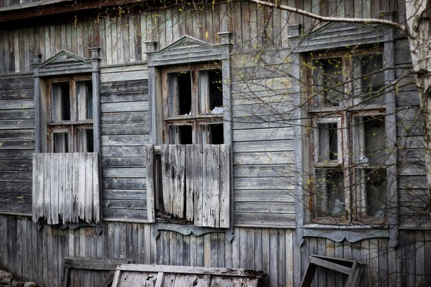 村の古い木造住宅