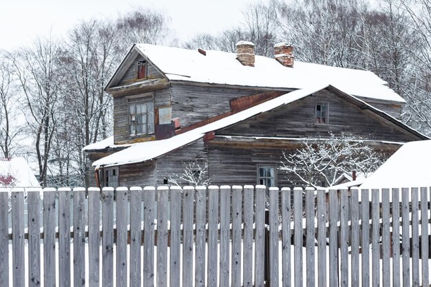 Фото Старый деревянный дом. зимний пейзаж в русской деревне