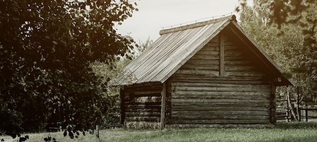 старый деревянный дом