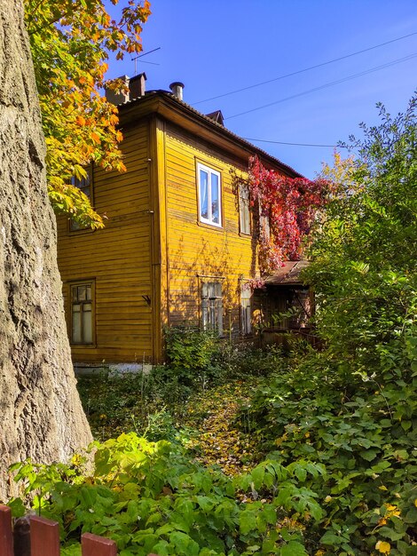 Vecchie case di legno nella città d'autunno