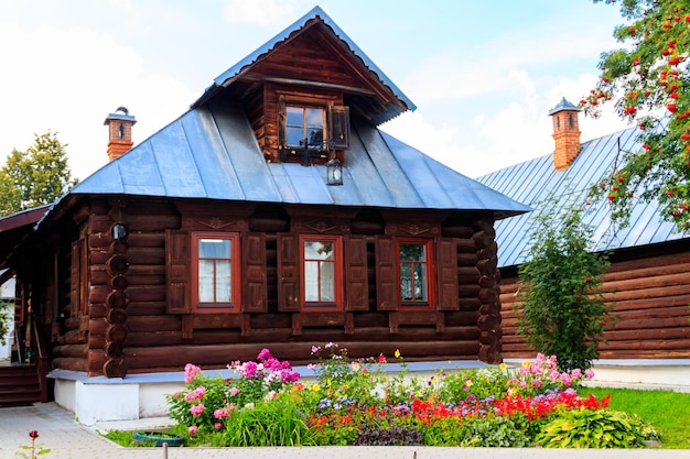 Фото Старый деревянный бревенчатый дом в русской деревне
