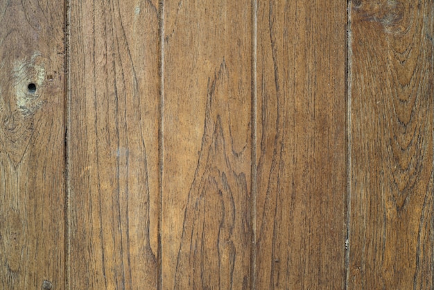 古い木の板には時間の跡があります。