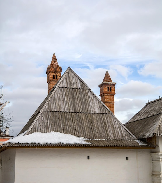 Photo old wooden roof of an old building in moscow