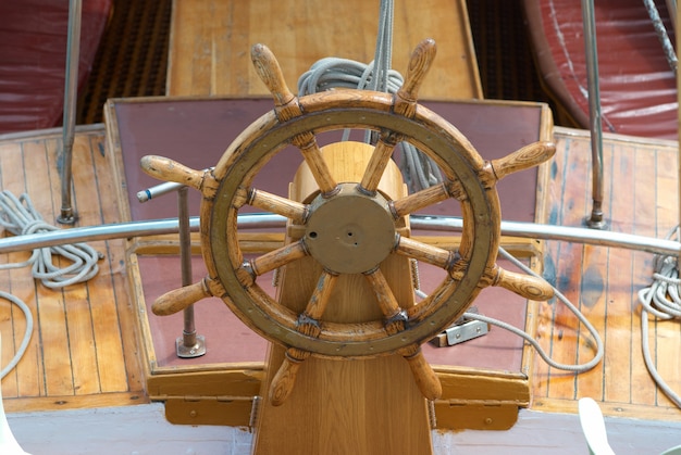Старый деревянный штурвал на лодке