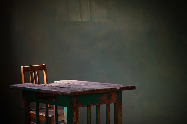 Photo old wooden table on background green old wall