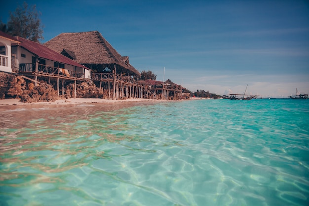 Vecchio bungalow tropicale in legno sulla spiaggia tropicale in paradiso