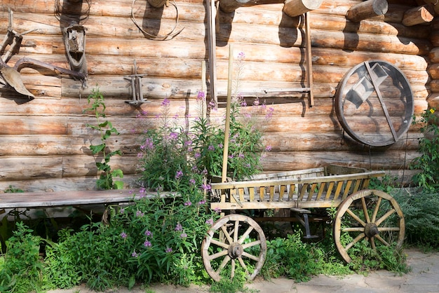 Photo old wooden wagon in a wooden house