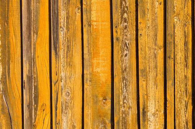 오래 된 노란색 페인트와 오래 된 나무 벽