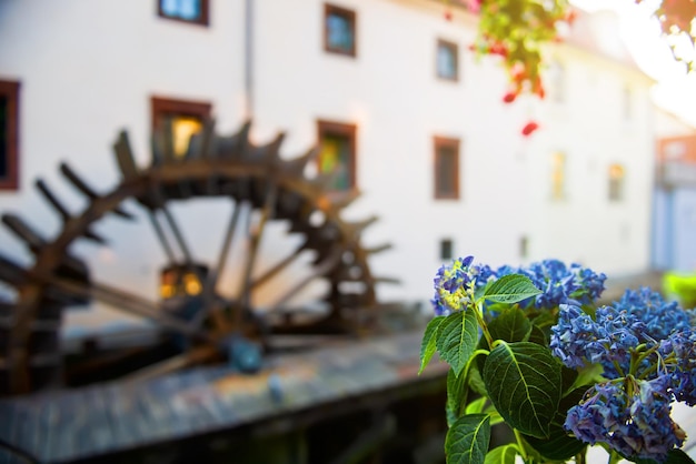 Vecchio mulino ad acqua in legno a praga al giorno d'estate