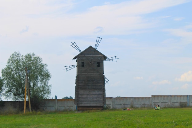 Старая деревянная ветряная мельница в Украине